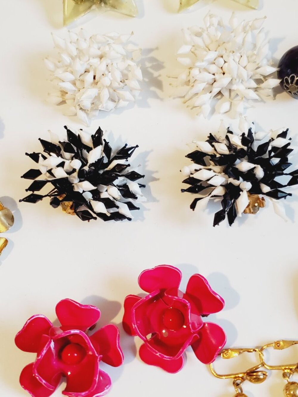 28 Pair of clip on Earrings , items # B-1002-1029, . wt. 289 grams. - Picture 8 of 16